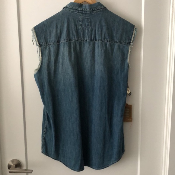 TNA Boyfriend Fit Denim Vest w/raw-edge frayed armholes Women’s Medium - Picture 2 of 4